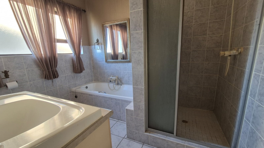 To Let 3 Bedroom Property for Rent in Wavecrest Eastern Cape